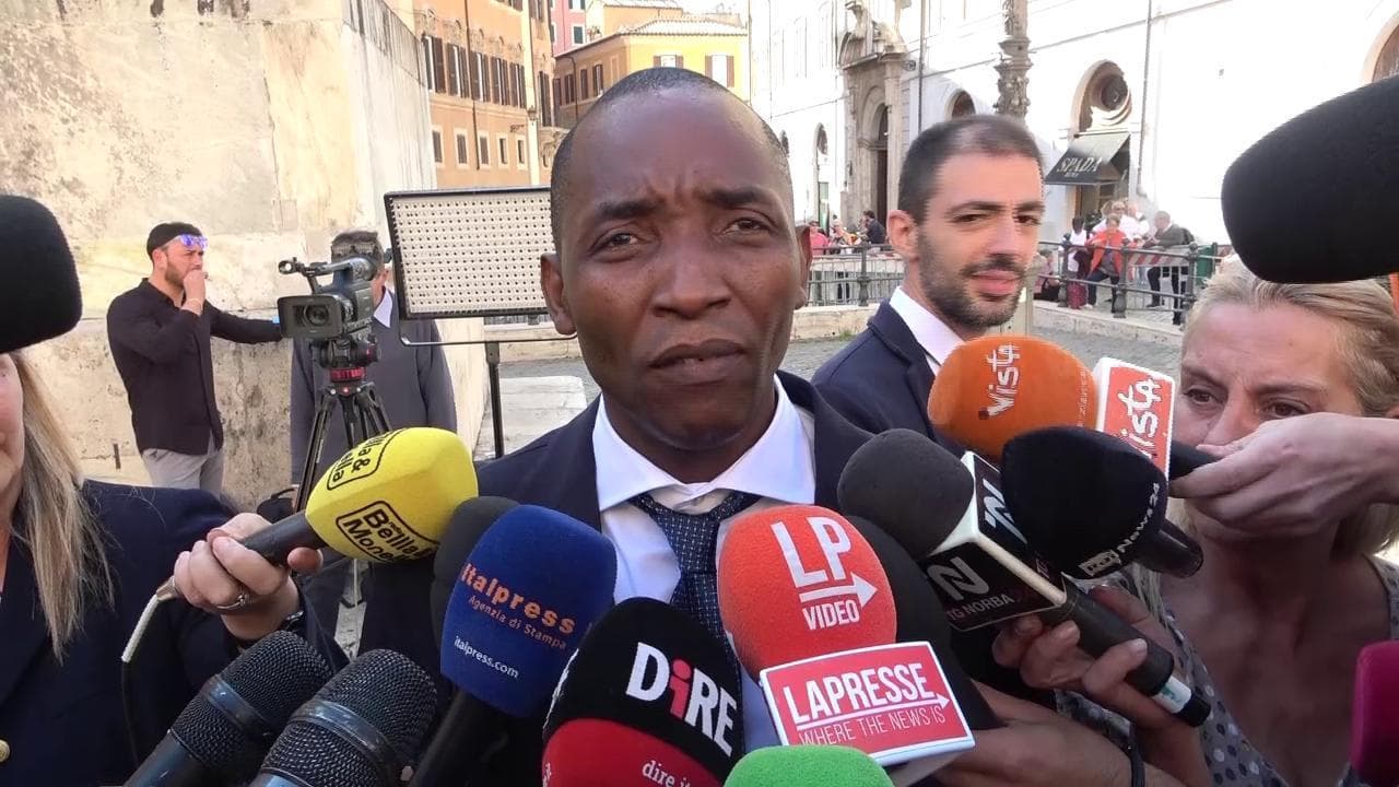 L'ingresso di Aboubakar Soumahoro alla Camera: "Continuerò a lottare con i piedi nel fango"