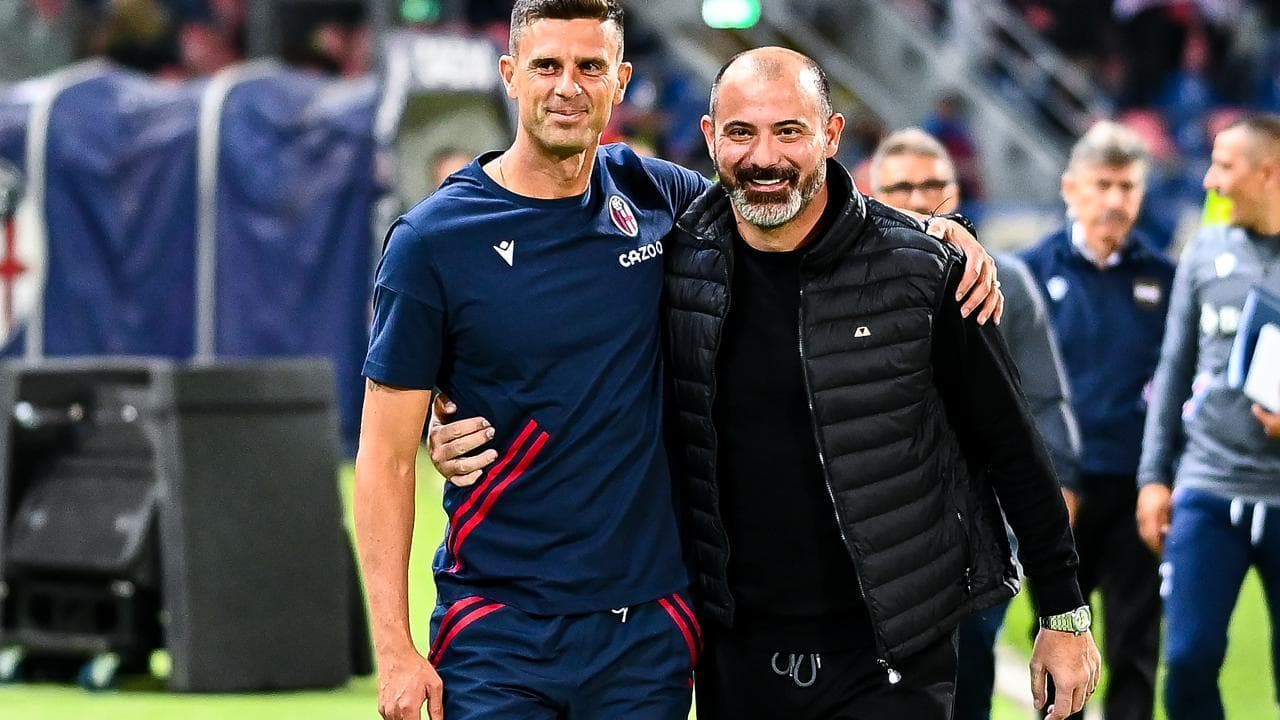 Bologna-Sampdoria, l'abbraccio tra Motta e Stankovic, protagonisti del triplete interista