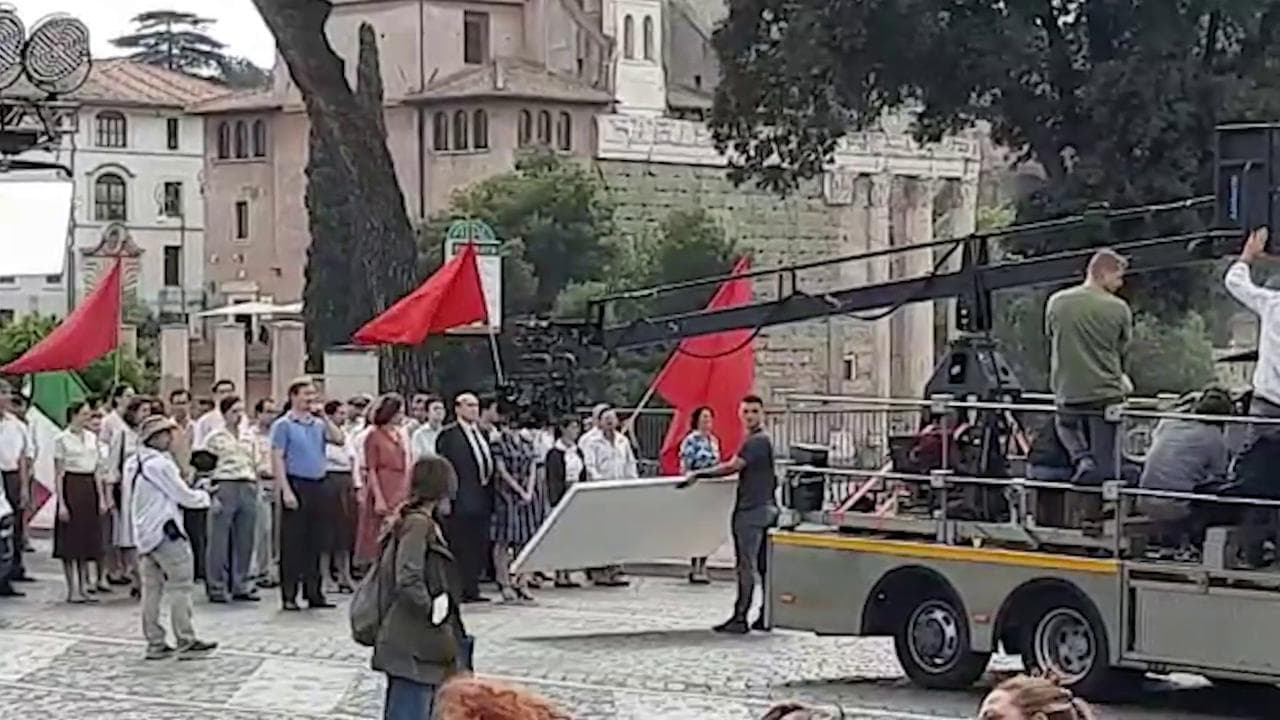Roma, Nanni Moretti trasforma i Fori imperiali in un set: ancora riprese per "Il sol dell’avvenire"