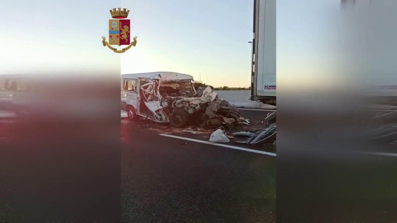 Incidente sull'A4, 6 morti: le immagini del furgone finito sotto al camion