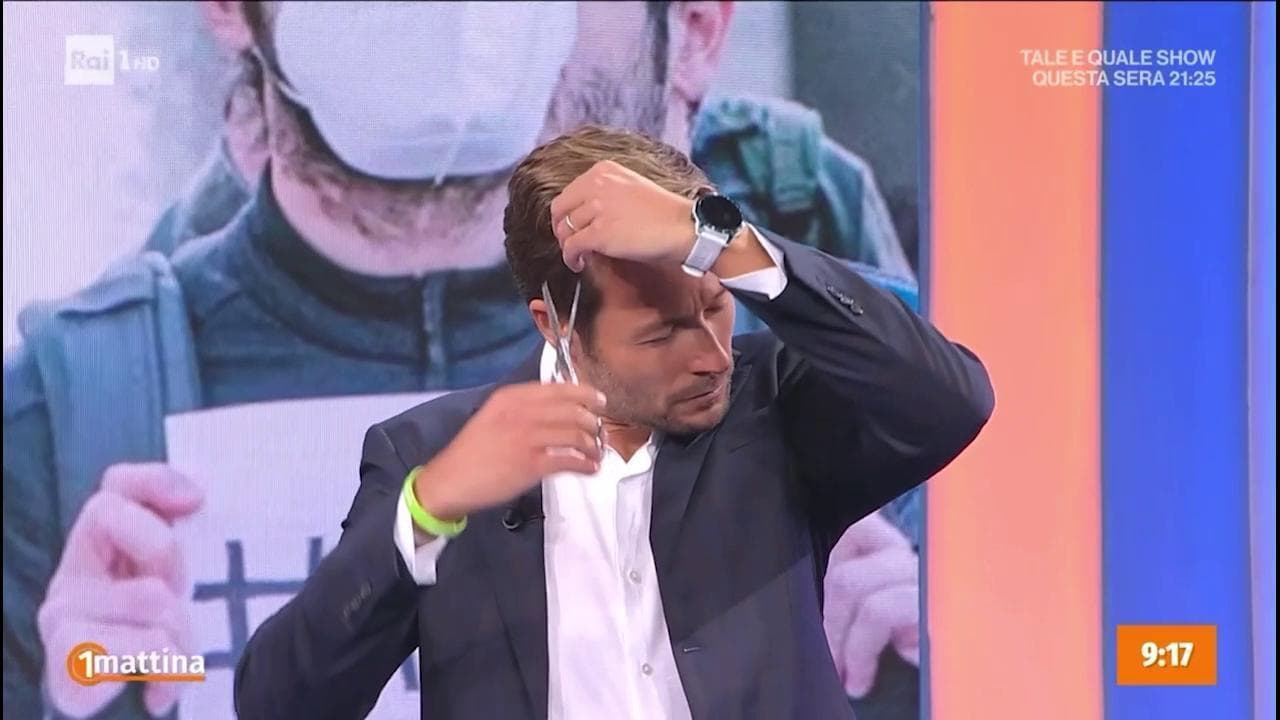 Massimiliano Ossini si taglia i capelli in diretta: "Voglio unirmi alla protesta delle donne iraniane"