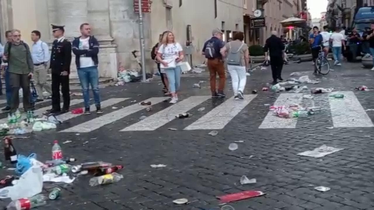 Europa League, i tifosi del Betis lasciano bottiglie e rifiuti in piazza del Popolo