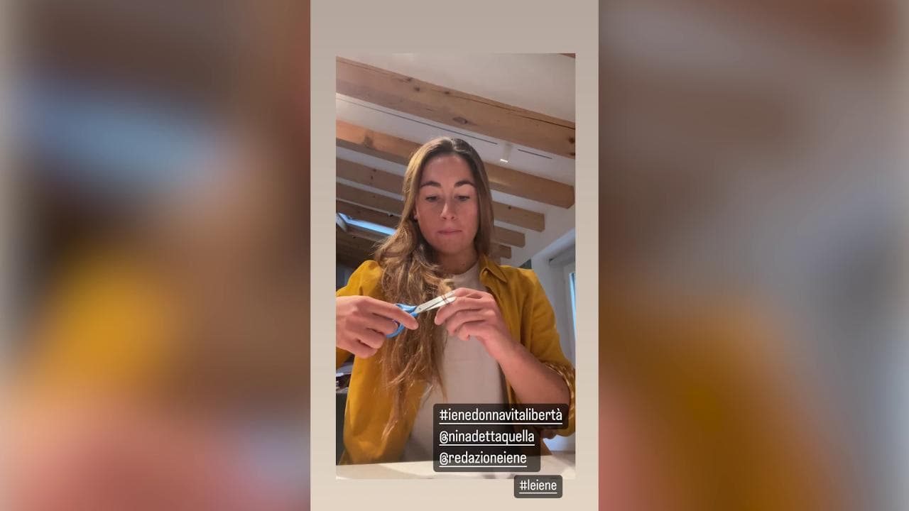 Sofia Goggia si taglia una ciocca di capelli in solidarietà con le donne iraniane