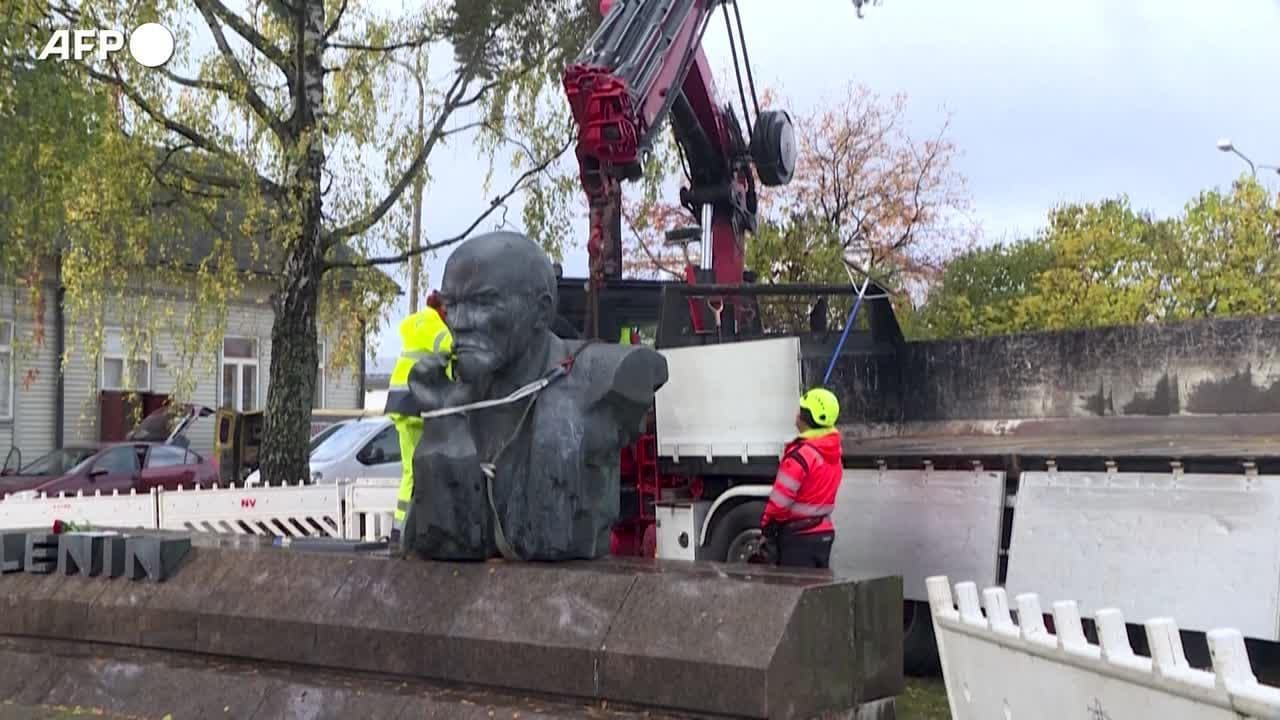 Finlandia, rimossa a Kotka la statua di Lenin: era l'ultimo monumento sovietico rimasto nel Paese