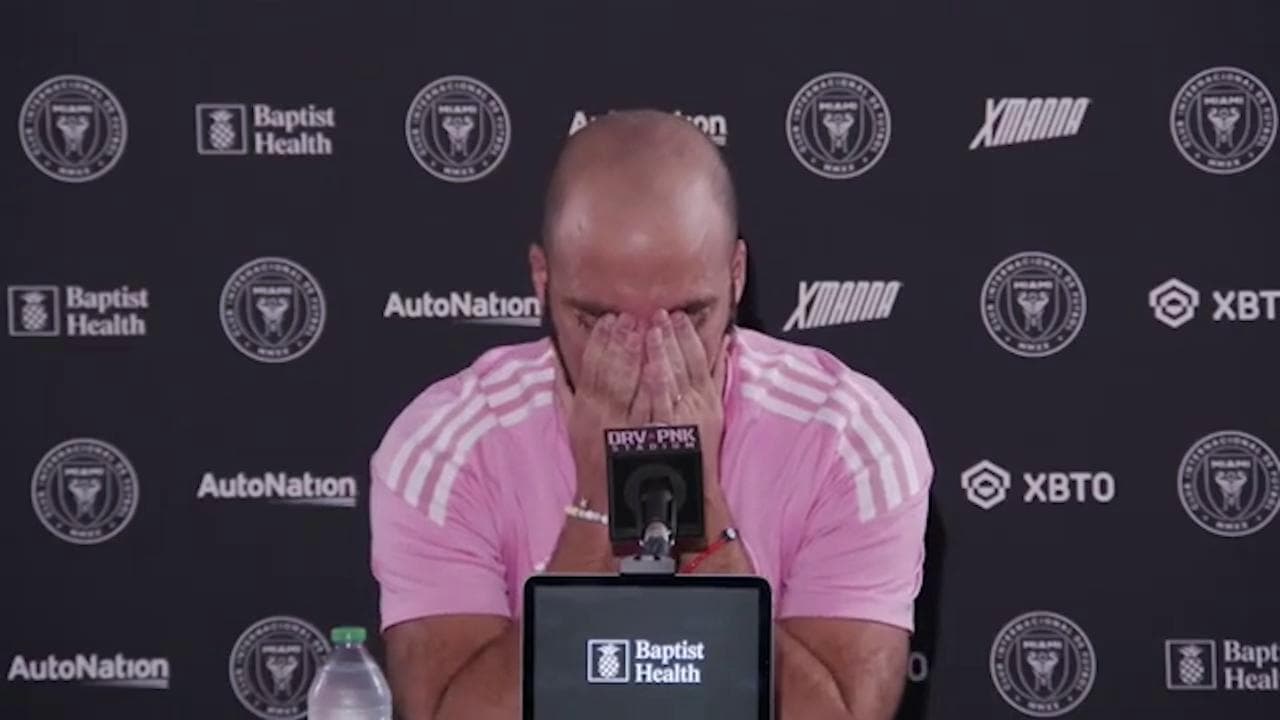 Gonzalo Higuain, l'addio al calcio tra le lacrime dell'attaccante argentino