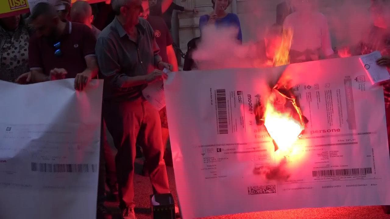 Proteste contro il carovita, bruciate bollette di gas e luce
