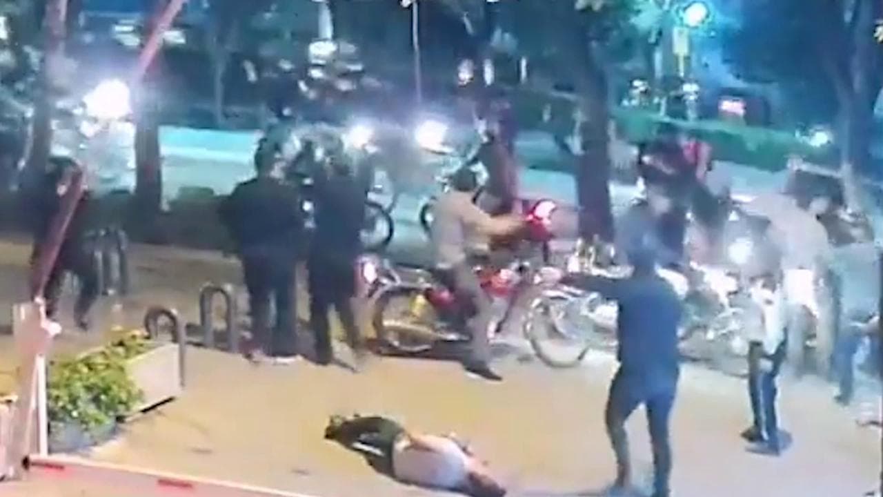 Iran, proteste università Teheran: la polizia reprime brutalmente e spara a una ragazza che filmava