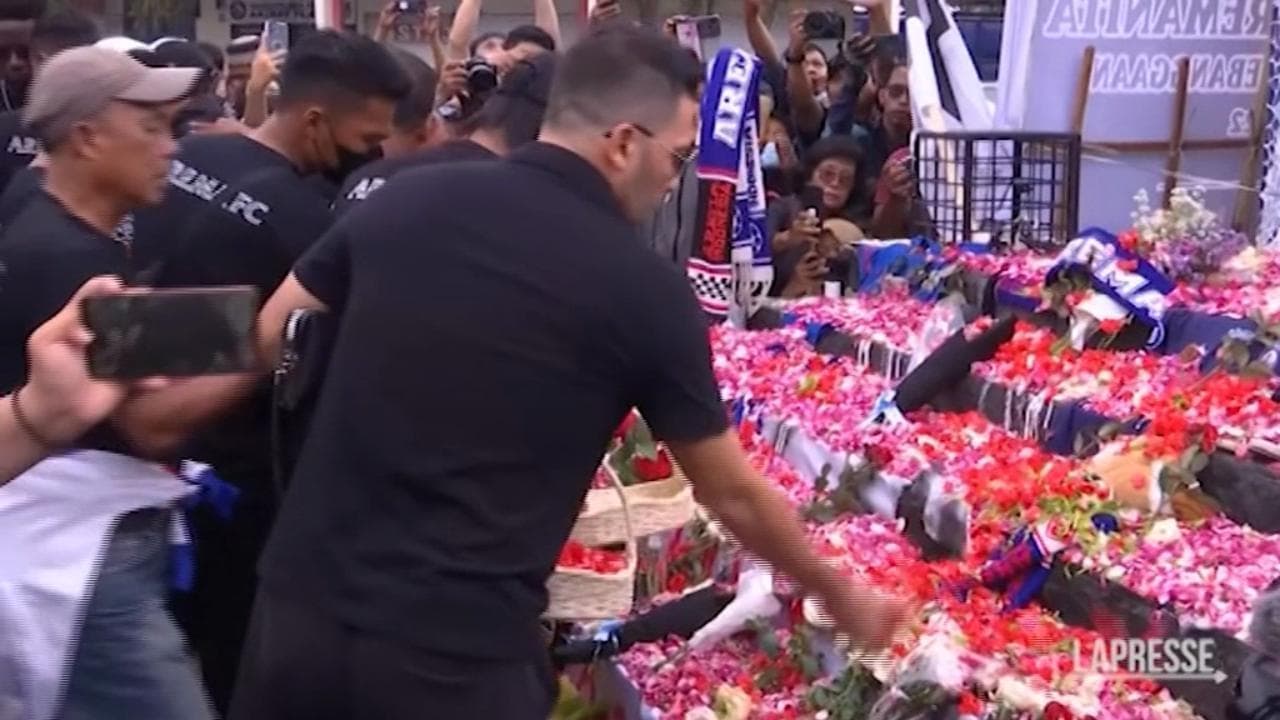 Strage Indonesia, i giocatori della squadra di calcio piangono le vittime