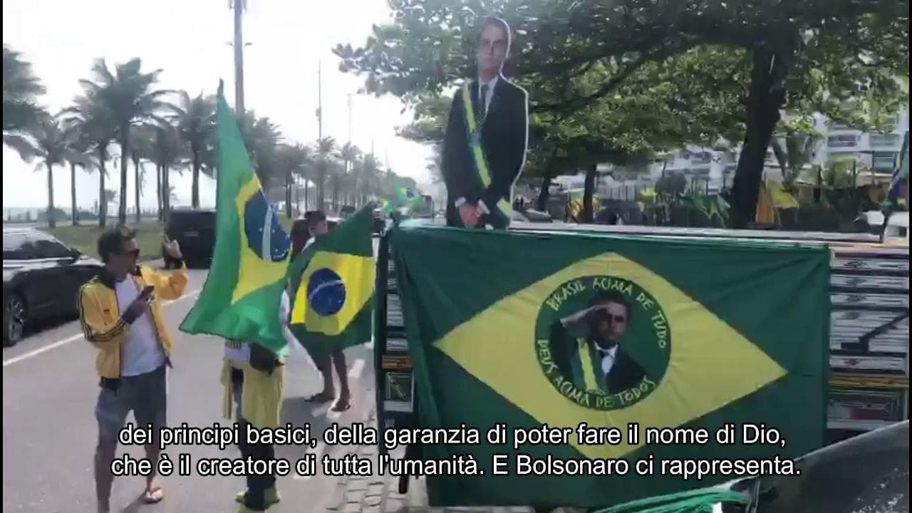 Rio, sostenitori di Bolsonaro: "Grazie Italia per l'elezione di Meloni, ora tocca a noi in Brasile"