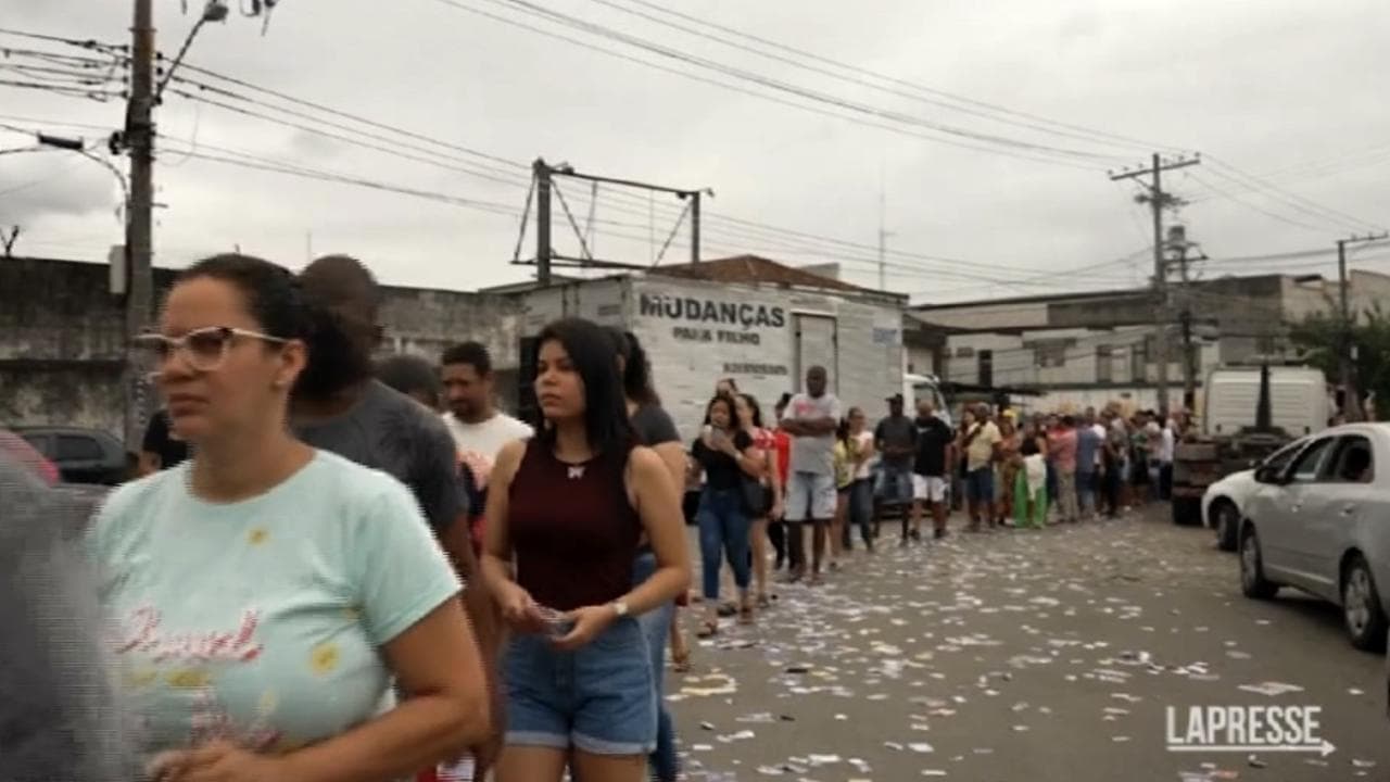 Elezioni presidenziali in Brasile, cittadini al voto in una favela a Rio De Janeiro