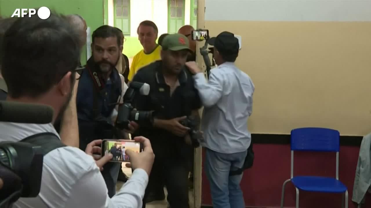 Brasile, i candidati Bolsonaro e Lula al voto: i sondaggi danno in vantaggio il leader di sinistra