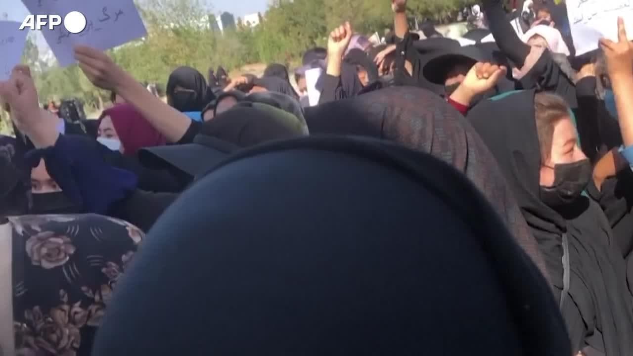 Afghanistan, Talebani sparano in aria e picchiano donne che protestano