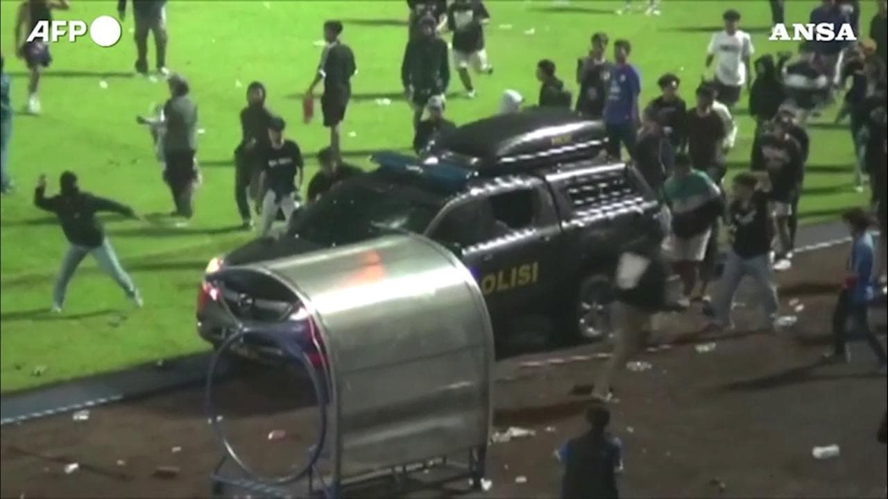 Indonesia, tragedia alla stadio: tifosi assaltato camionetta polizia a bordo campo