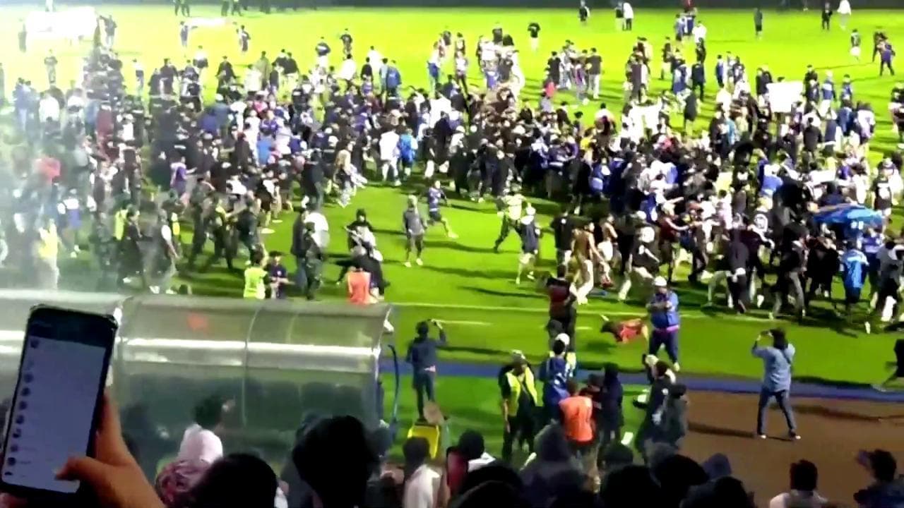 Indonesia, oltre 170 morti e più di 100 feriti a Giava per disordini dopo una partita di calcio