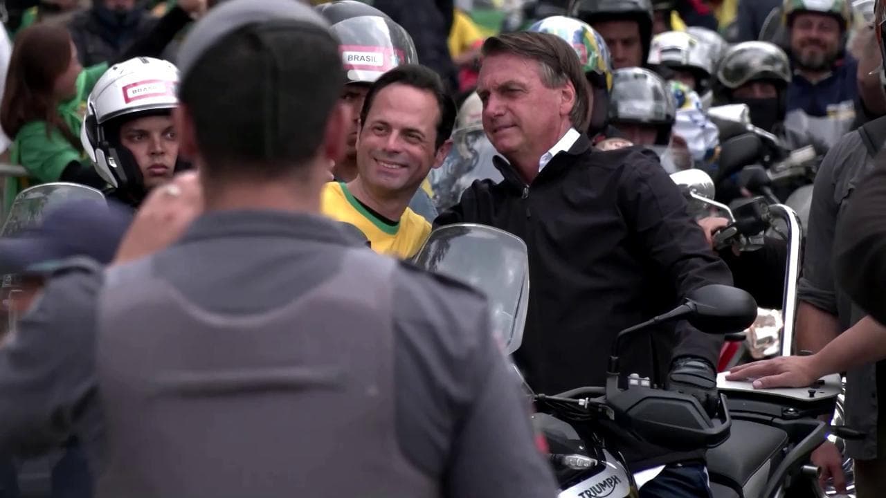 Brasile, Bolsonaro "biker" apre il motoraduno alla vigilia delle elezioni presidenziali