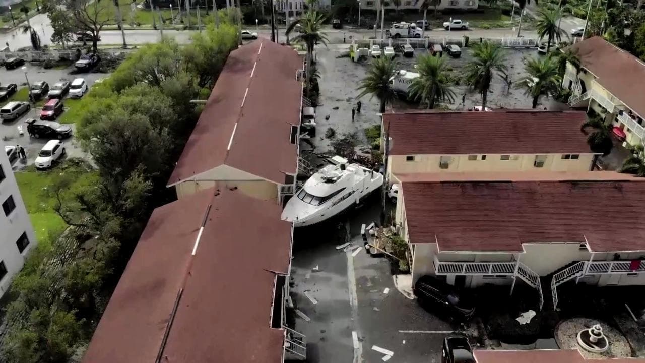 Uragano Ian, gli yacht catapultati sulla terraferma incastrati tra le abitazioni