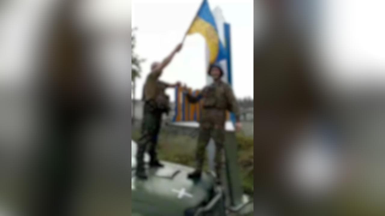 L'esercito ucraino entra a Lyman: soldati issano la bandiera all'ingresso della città