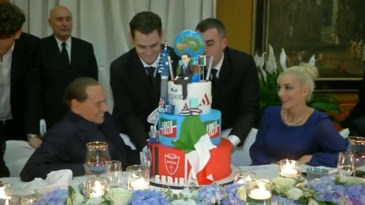 Berlusconi festeggia il compleanno fra amici e parenti con torta e palloncini: "Chi ci crede vince!"