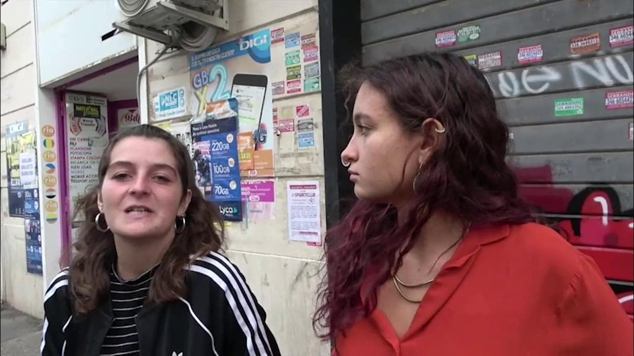 Parlano le ragazze che hanno contestato Boldrini: "Il Pd non difende l'aborto se taglia la Sanità"