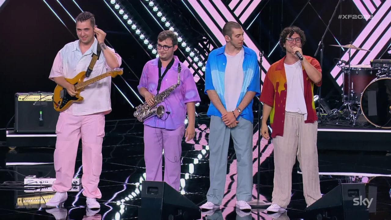 X Factor, il sax dei Disco Club Paradiso merita il bacio di Ambra