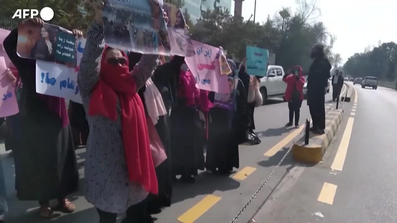 Kabul, manifestazione di donne a sostegno delle proteste in Iran duramente repressa dai talebani