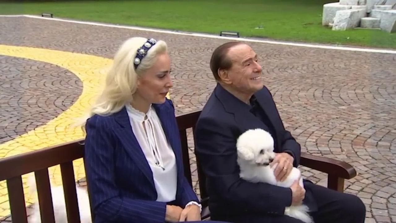 Compleanno Berlusconi, palloncini a cuore e striscioni in cielo il regalo della fidanzata. Il Cav: "Che bella sorpresa!"