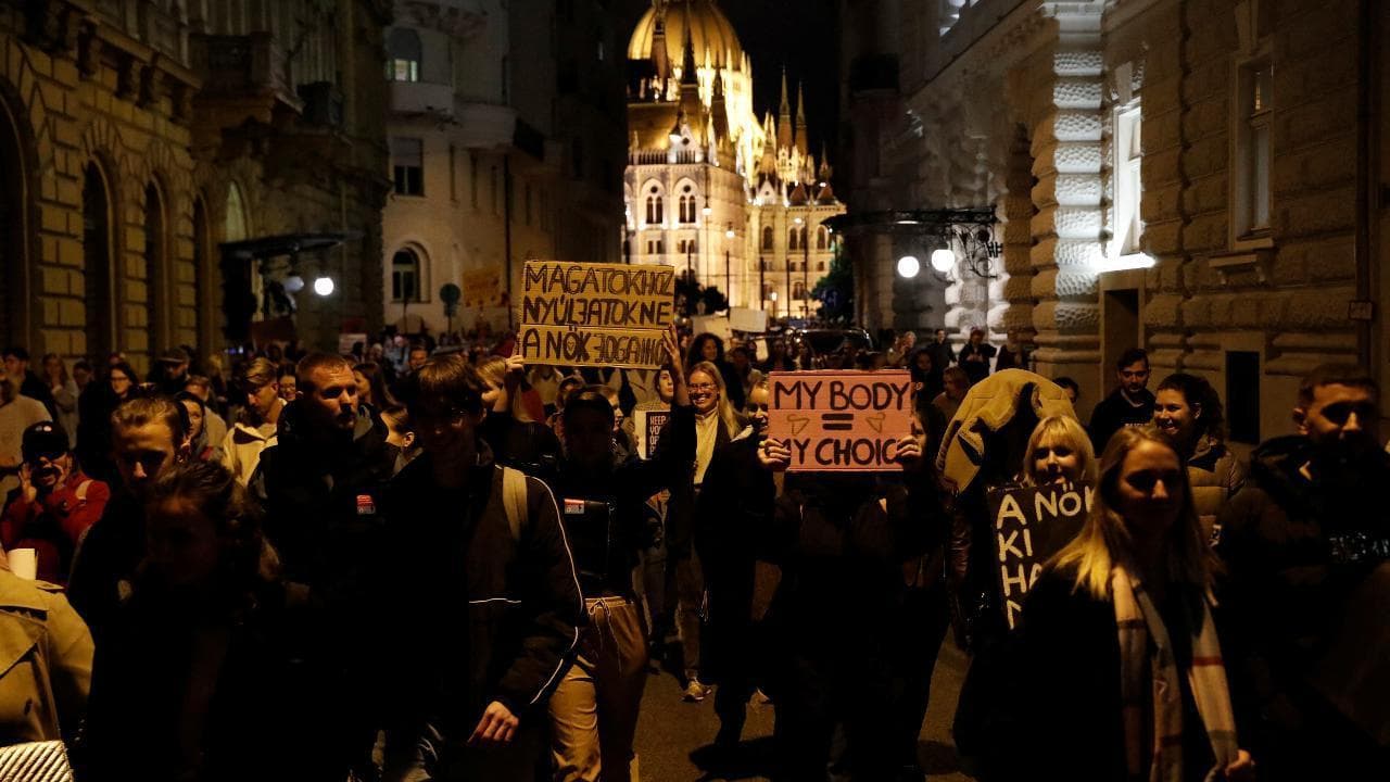 Ungheria: in migliaia in marcia per protestare contro la nuova legge sull'aborto