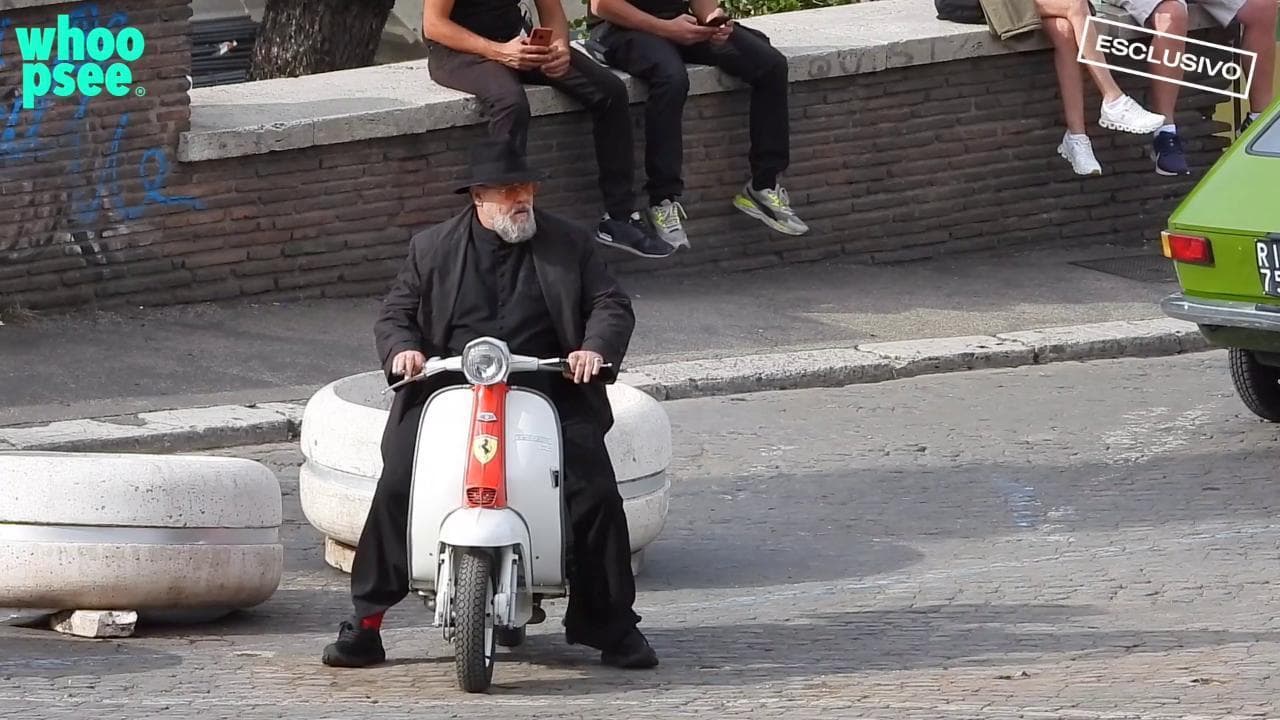 Russell Crowe, da gladiatore a esorcista: in sella a una Lambretta per le vie di Roma