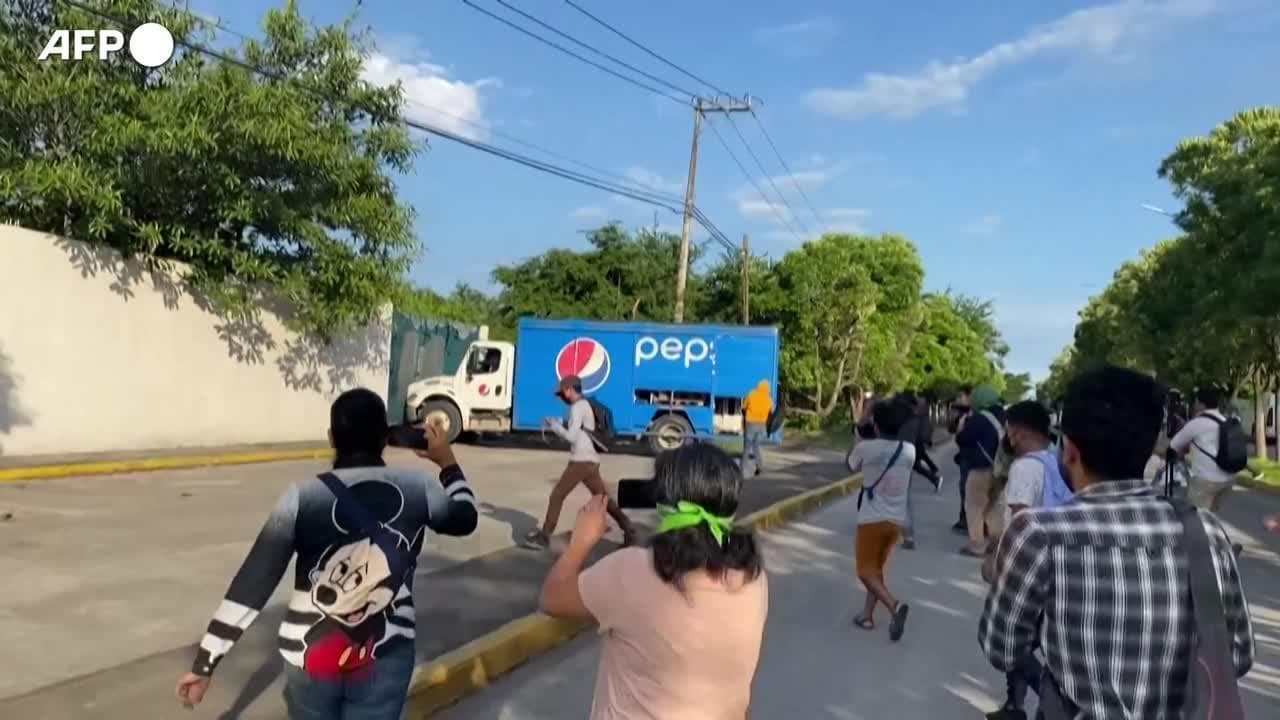 Messico, rubano camion della Pepsi e assaltano il palazzo di giustizia dello stato di Guerrero