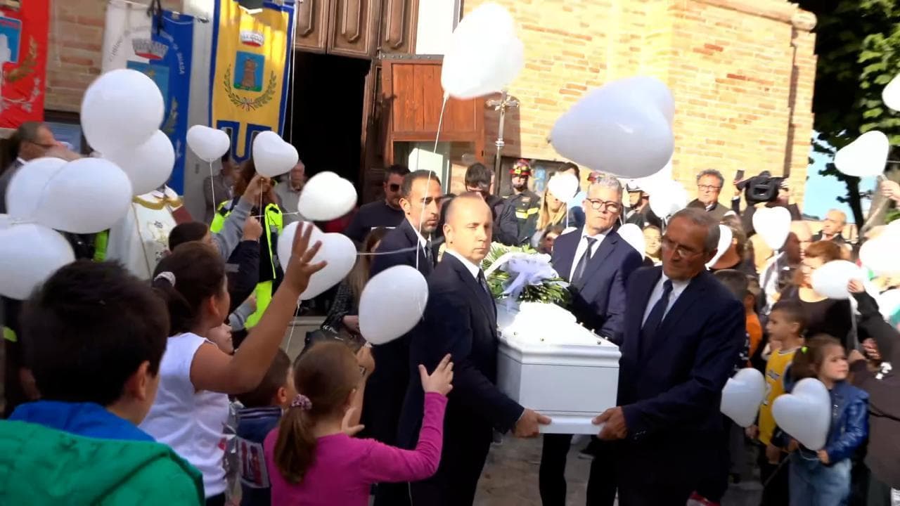 Marche, applausi e lacrime per l'ultimo saluto al piccolo Mattia Luconi