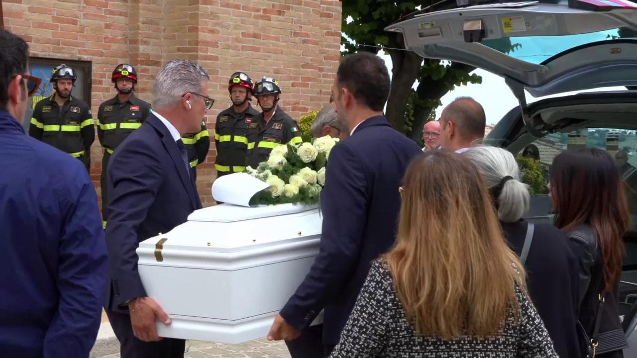 Marche, i funerali di Mattia Luconi: l'arrivo del feretro