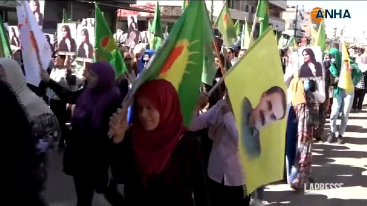 Siria, le donne scendono in piazza e si tagliano i capelli contro la morte in Iran di Mahsa Amini