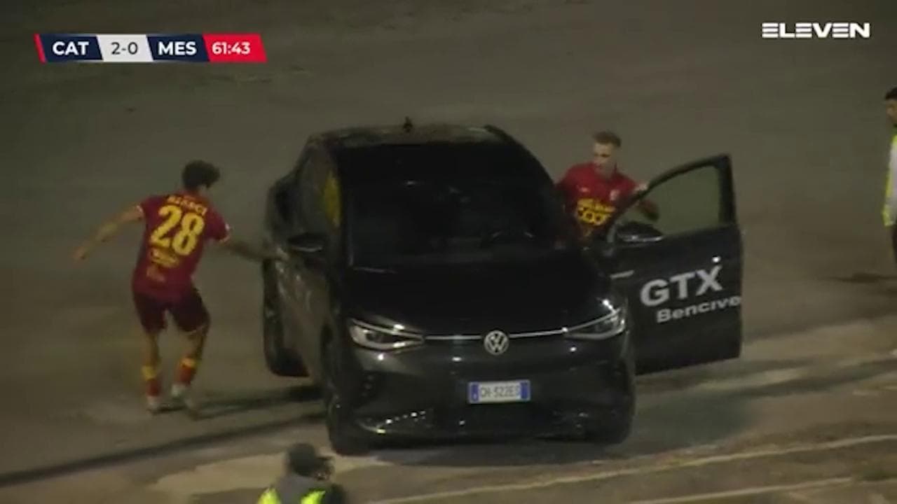 Il Catanzaro mette la freccia: dopo il gol, tutti a bordo della macchina dello sponsor