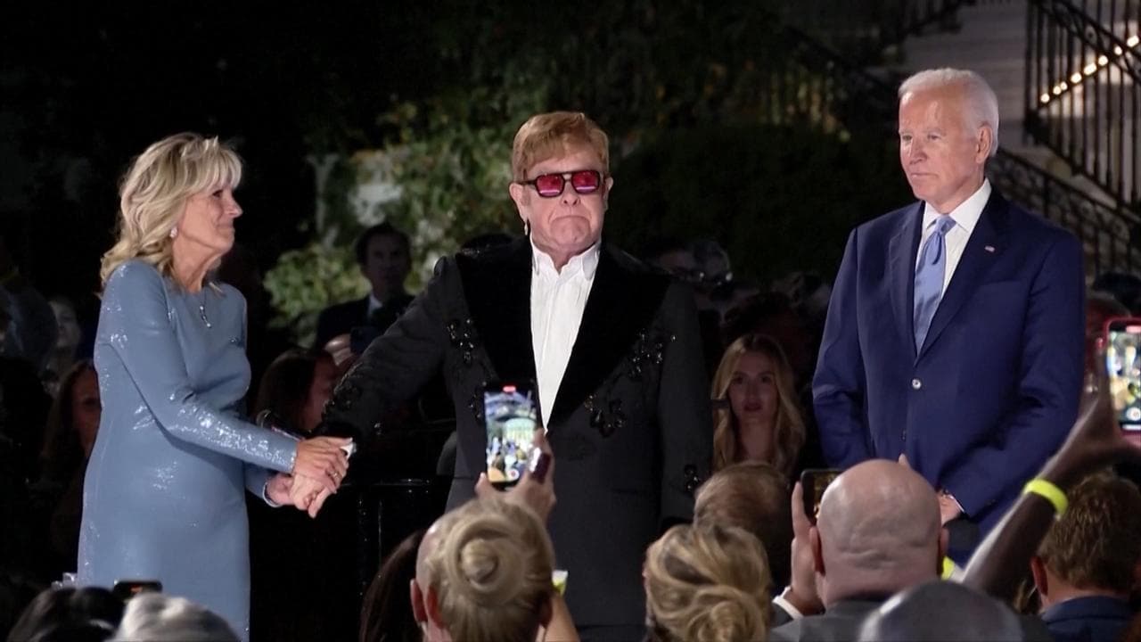 Alla Casa Bianca Elton John si commuove e canta "Your song" davanti a Biden e alla first lady Jill