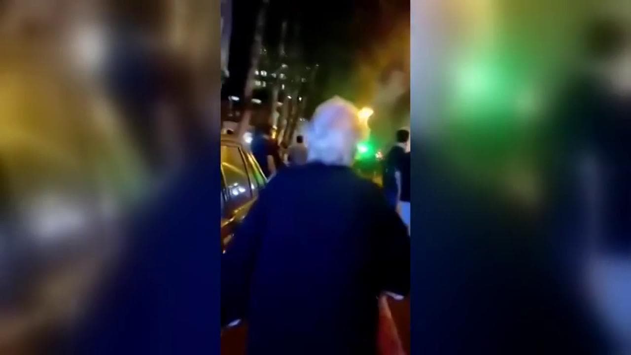 Iran, la protesta delle donne si allarga: anche una signora anziana protesta senza velo