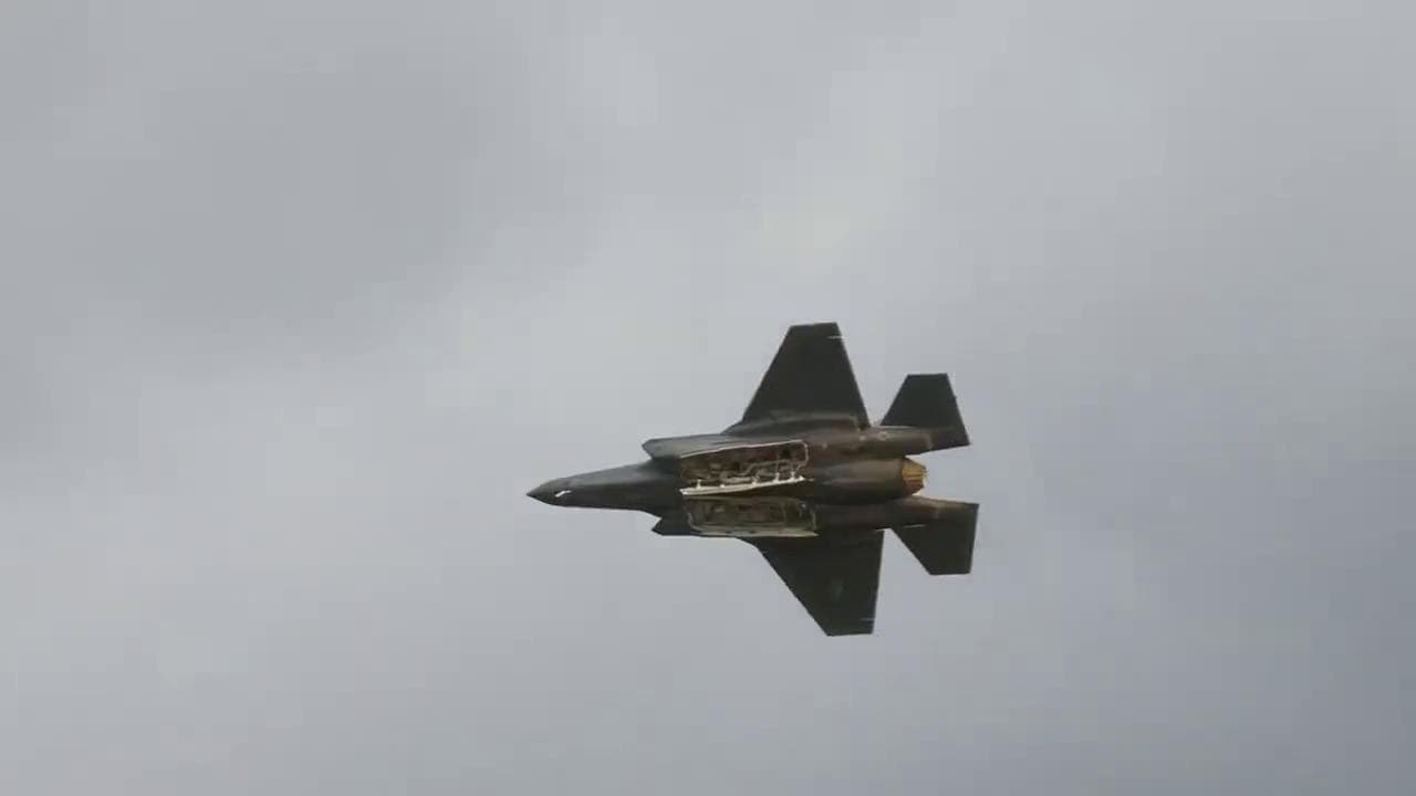 Le acrobazie in stile Top Gun del caccia invisibile