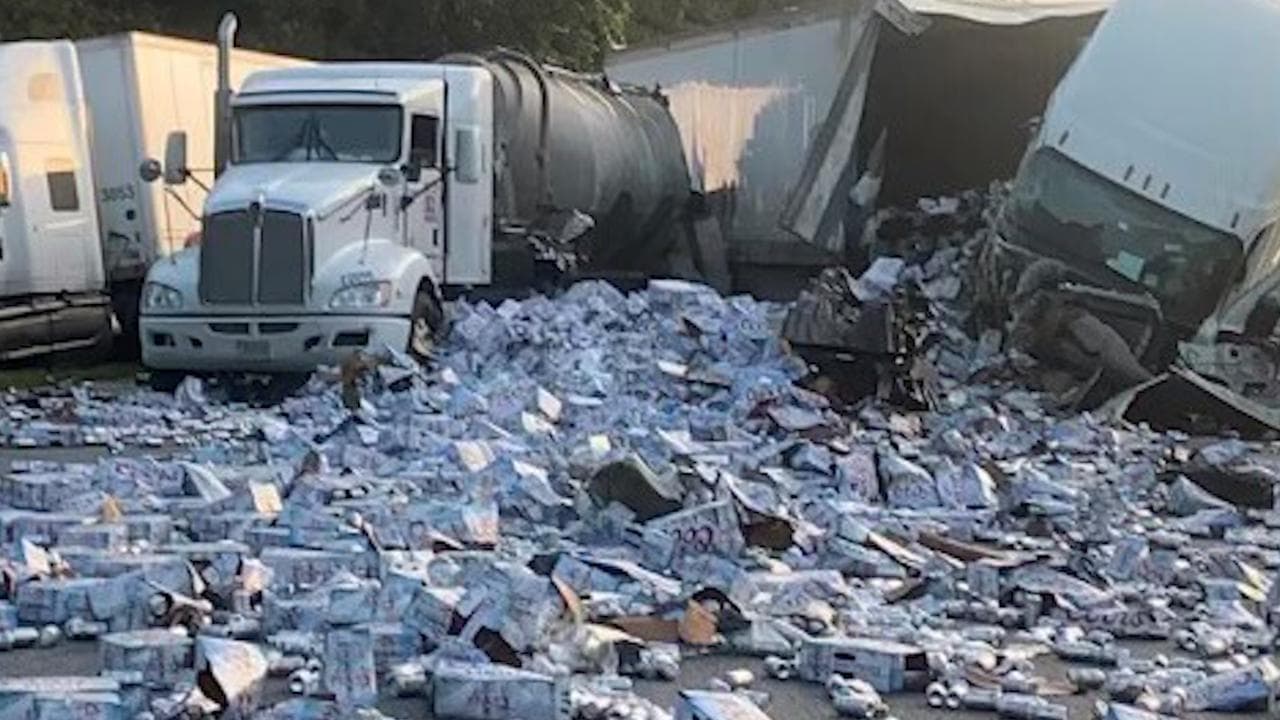 Autostrada invasa da un mare di birra dopo lo scontro tra cinque tir: la polizia interrompe la viabilità