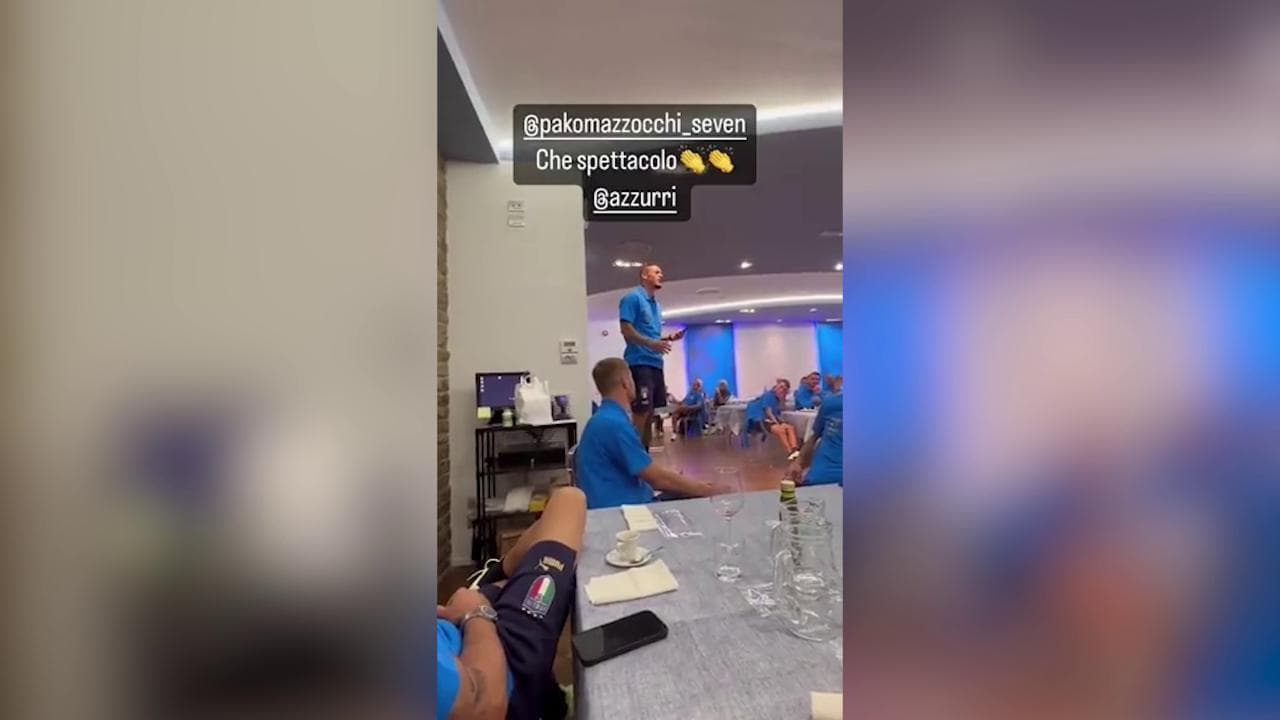 Calcio, l'esibizione da brivido di Pasquale Mazzocchi: canta "Viento" per il battesimo in Nazionale