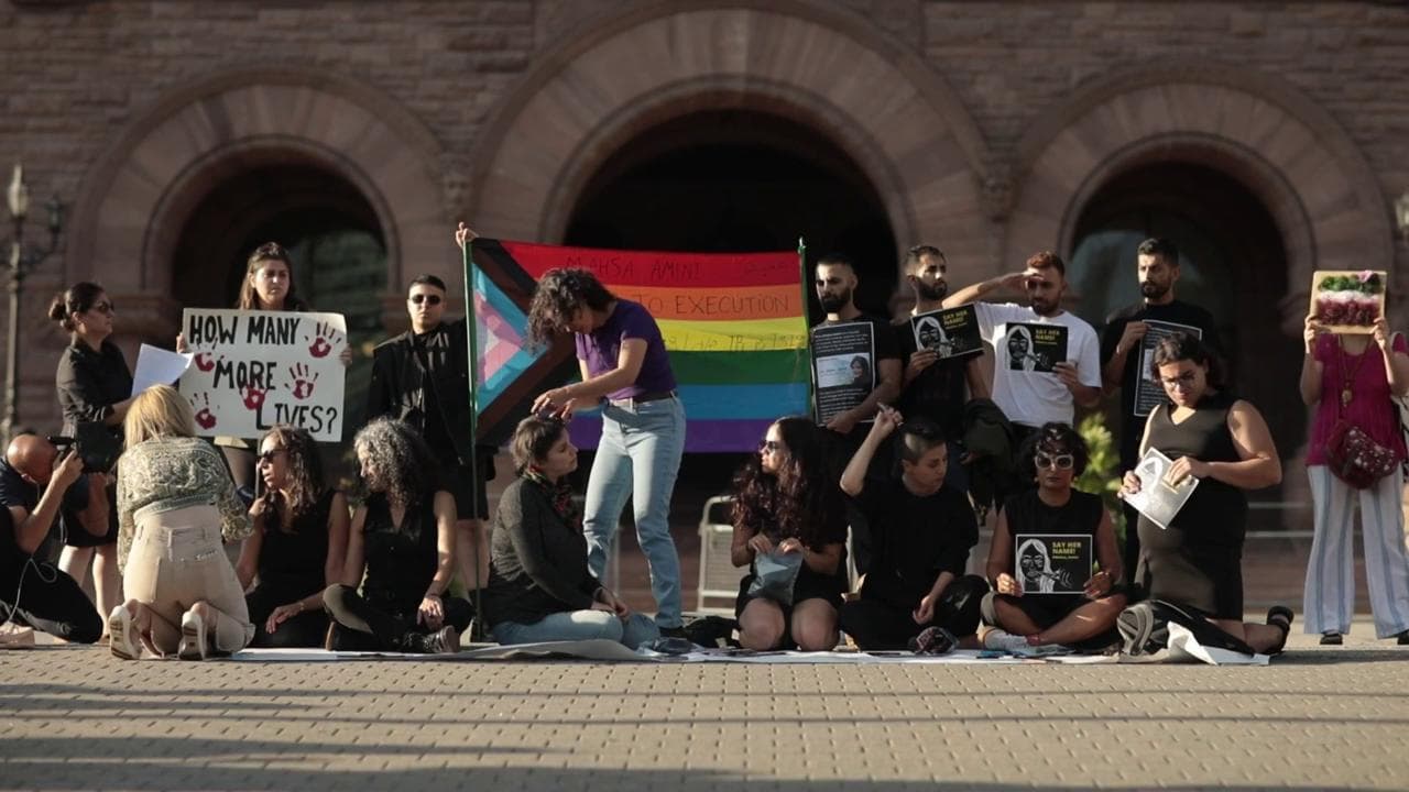 Toronto, donne iraniane si tagliano i capelli per protestare contro l'uccisione di Mahsa Amini