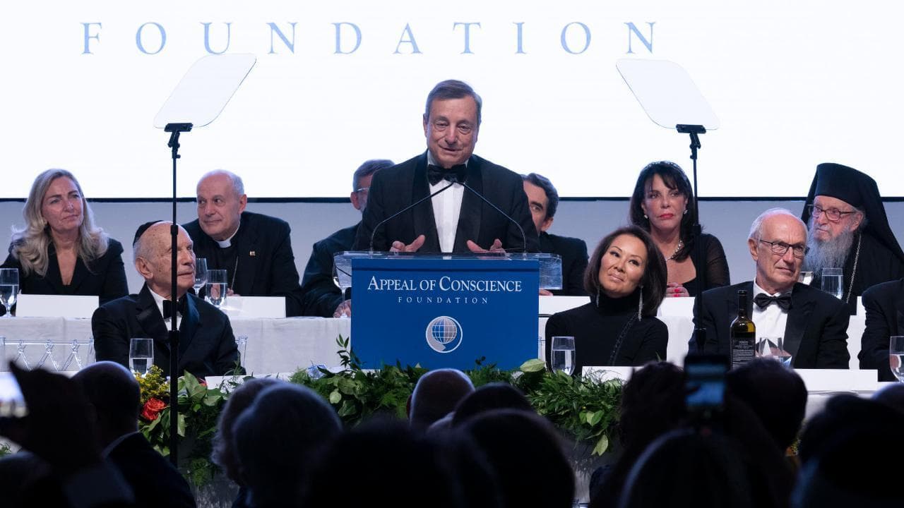 Draghi premiato a New York, il discorso: "Il modo in cui affronteremo le autocrazie definirà il nostro futuro"