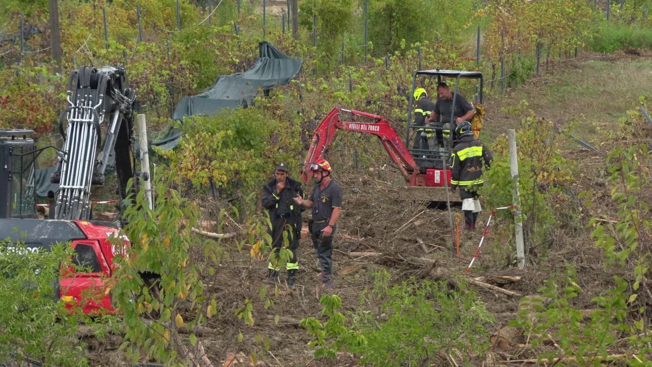 Marche, continuano le ricerche di Mattia: in azione le ruspe dei vigili del fuoco