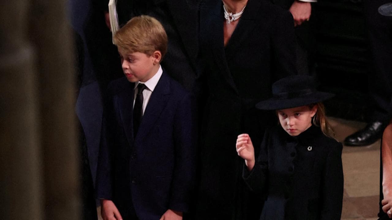 Compostezza ed emozione per i principini George e Charlotte ai funerali della loro amata "Gan Gan"