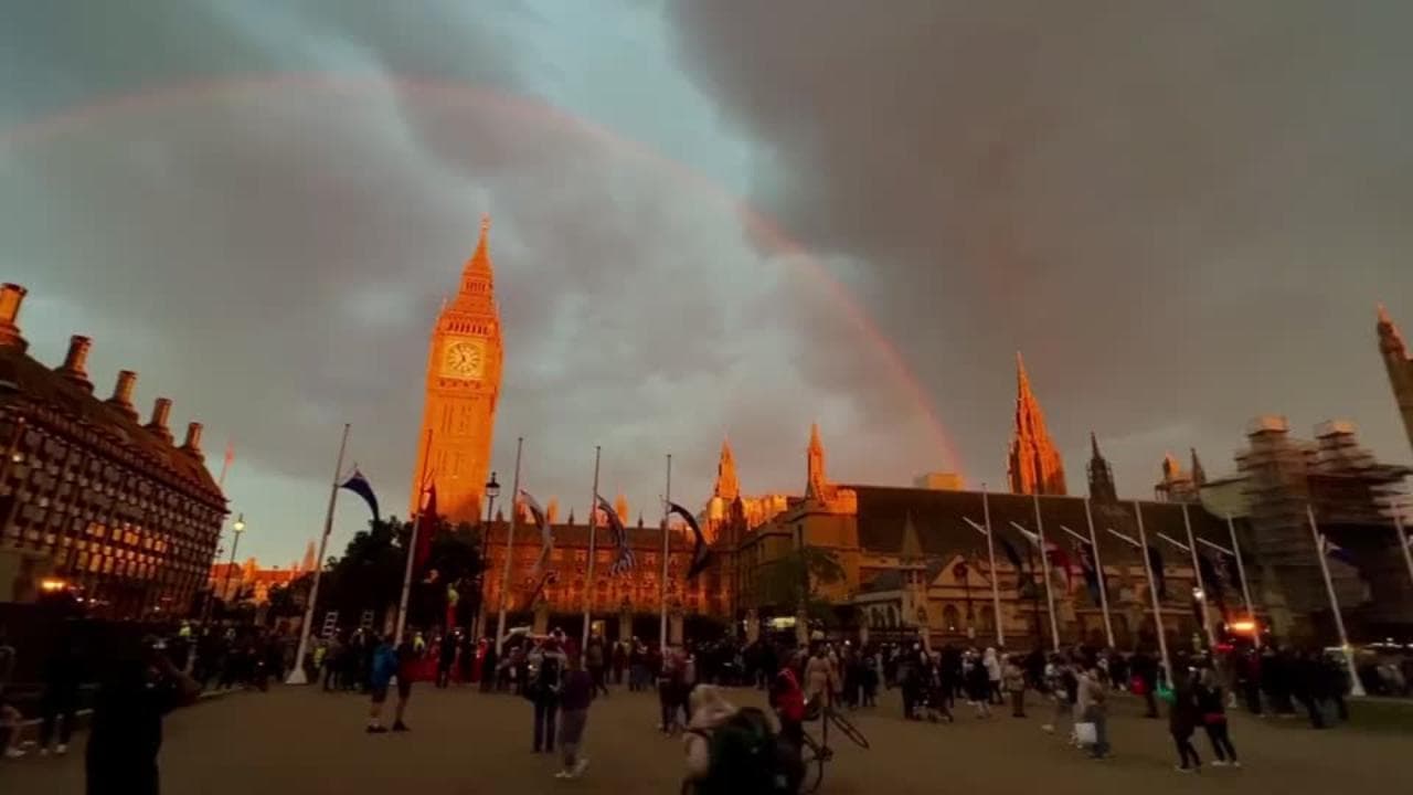 L'arcobaleno 'saluta' la Regina comparendo su Westminster a poche ore dal corteo funebre