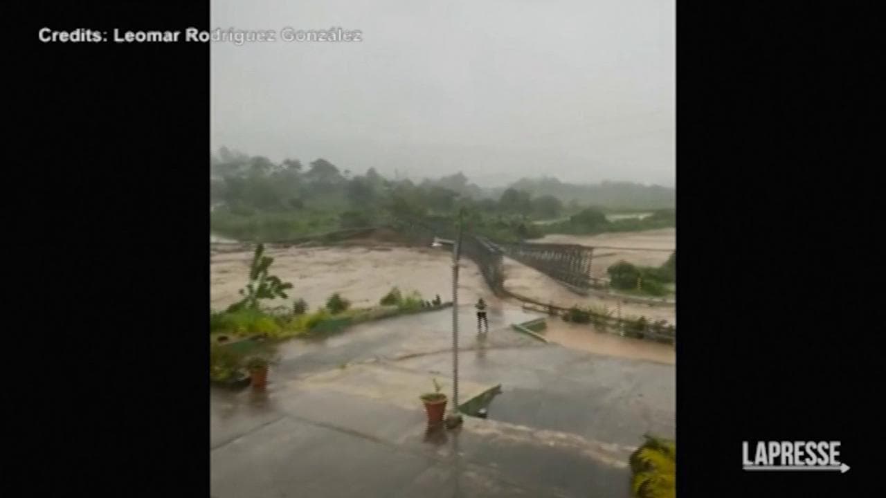 Porto Rico, l'uragano Fiona sta devastando l'isola: il ponte è spazzato via dalla furia dell'acqua