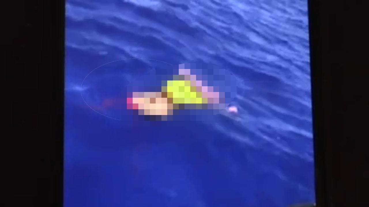 Il drammatico video dei migranti morti gettati in mare dai compagni