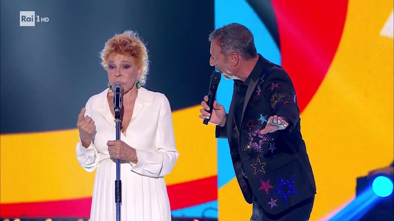 Ornella Vanoni show: dimentica la base e poi ironizza sui milanesi: "Sono tutti isterici"