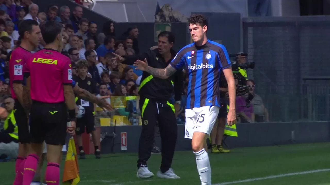 Inter, la furia di Bastoni in panchina quando Inzaghi lo sostituisce alla mezz'ora del primo tempo