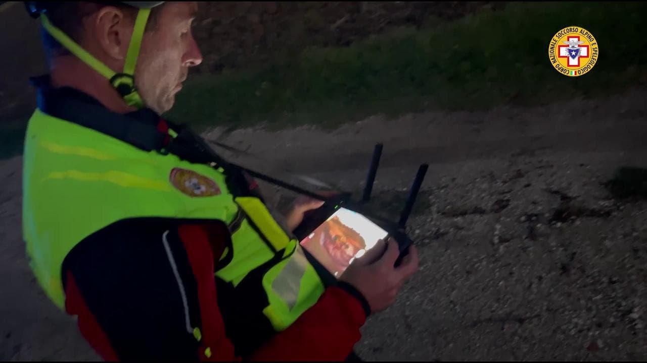 Marche, le ricerche dei dispersi dopo l'alluvione: i droni del soccorso alpino in azione