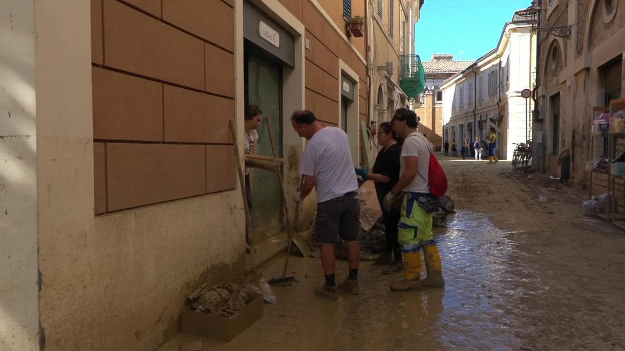 Senigallia, finita l'allerta si continua a spalare il fango