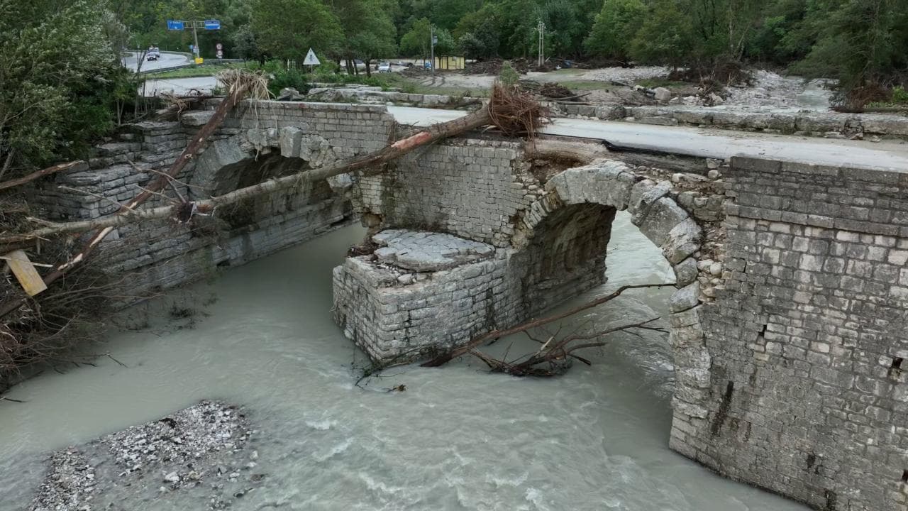 Marche, il ponte romano ha 2000 anni ma resiste all'alluvione: le immagini dal drone